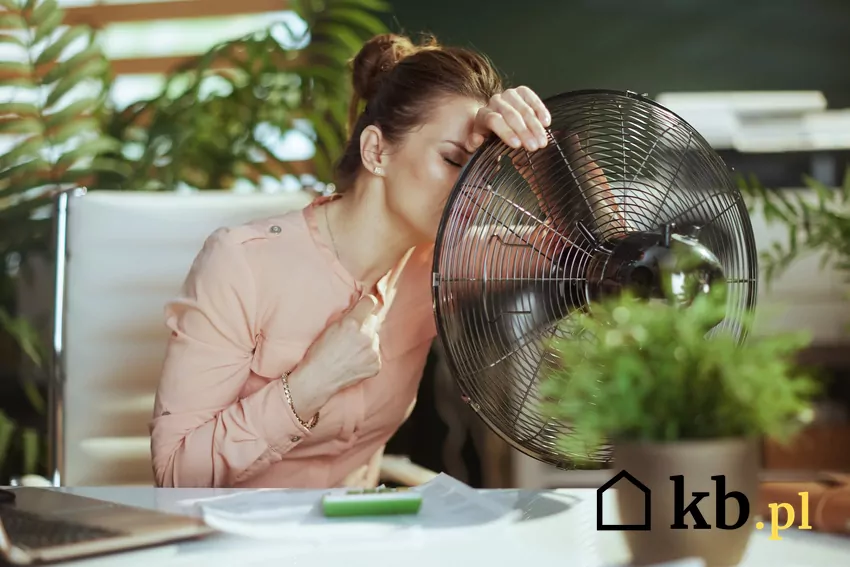 Wentylacja grawitacyjna w nowym domu nie zawsze gwarantuje dobrą wymianę powietrza kobieta schładza się przy wentylatorze