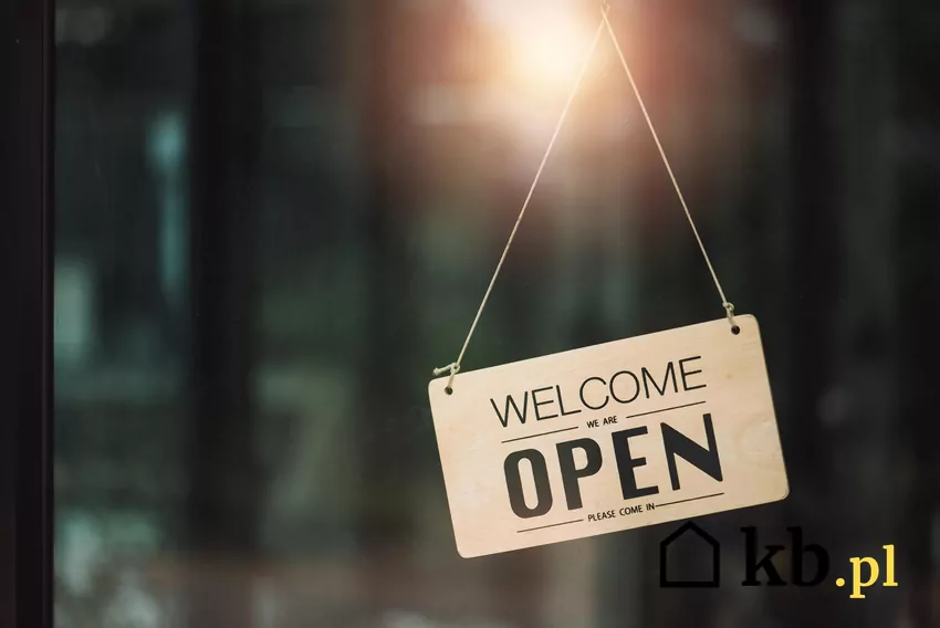 Tabliczka sklepowa z napisem "Open"