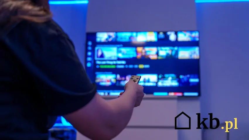 osoba przed telewizorem