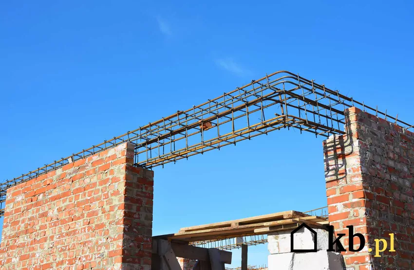 Montaż nadproża prefabrykowanego polega na założeniu stalowych elementów, które wypełnia się betonem.