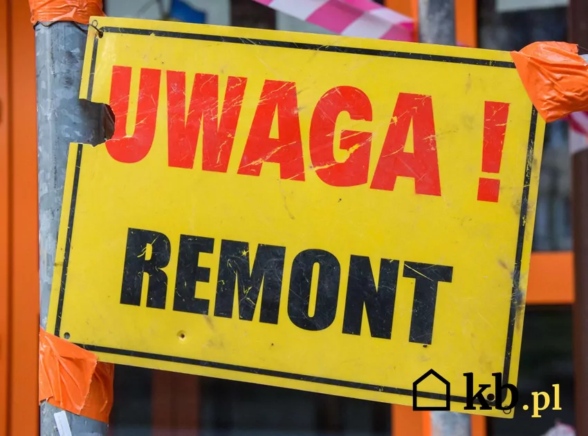 Remont starych budynków cieszy się rosnącą popularnością Tabliczka informacyjna z napisem "uwaga remont"