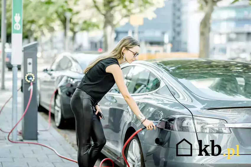 Kobieta ładująca samochód elektryczny