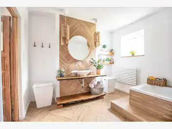 Ilustracja artykułu czy można położyć deski drewniane w łazience?