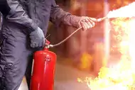 Ilustracja artykułu czym ugasić pożar? nie zawsze dobra będzie woda!