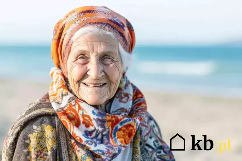 Starsza kobieta nad morzem