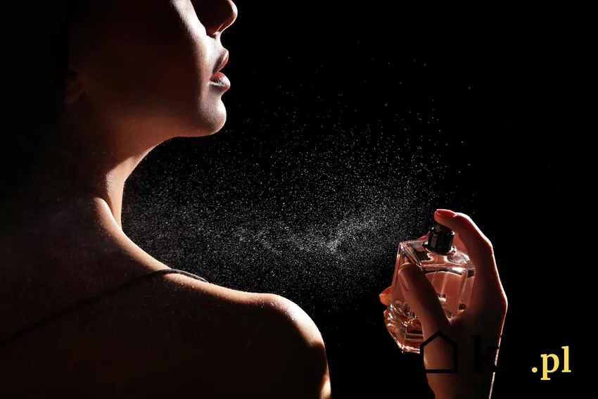 Kobieta pryska się perfumem