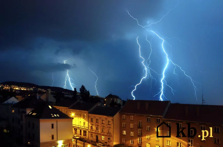 Burza z piorunami nad miastem