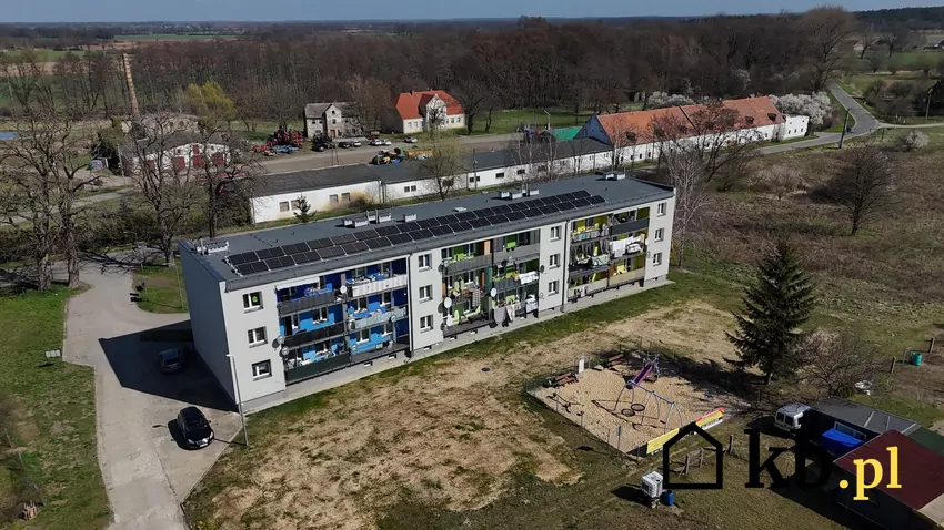 Blok mieszkalny w Trzęsowie na Dolnym Śląsku, który przeszedł termomodernizację i otrzymał nowoczesny system ogrzewania oparty na gruntowych pompach ciepła. Blok mieszkalny w Trzęsowie