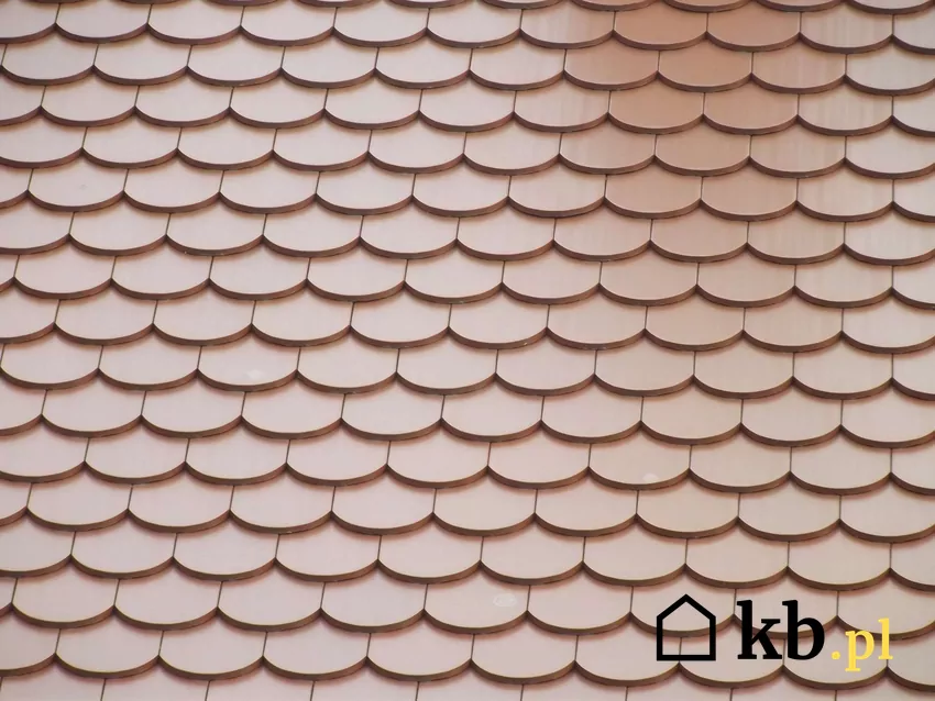 Dachówka ceramiczna na dachu domu