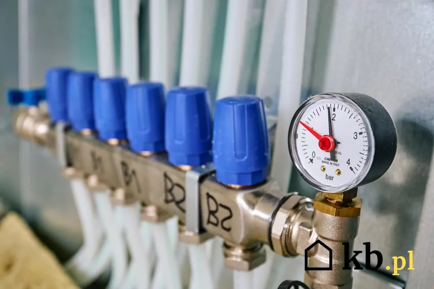 Spadek ciśnienia na manometrze nie zawsze oznacza od razu przeciek – odczyt może zmieniać się także przez temperaturę i stabilizowanie się rur, dlatego liczy się cały przebieg testu manometr