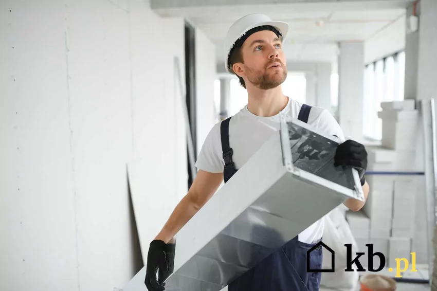 Kanały wentylacji mechanicznej i jak je ułożyć krok po kroku Mężczyzna niosący kanał wentylacyjny, a także jak prowadzić kanały wentylacji mechanicznej krok po kroku