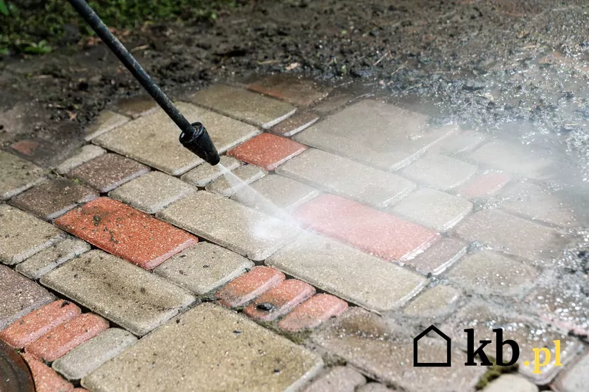 Mycie kostki brukowej pod ciśnieniem z myjki, a także czyszczenie kostki brukowej, najlepsze porady i sposoby