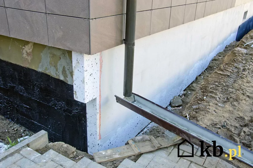 Styropian na fundamenty – rodzaje, ceny, opinie, producenci Styropian na fundamenty lub styropian do izolacji fundamentów, czyli ocieplenie fundamentów styropianem