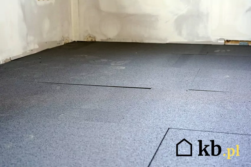 Wybierz materiał izolacyjny o odpowiedniej grubości i właściwościach termicznych, aby skutecznie zapobiec ucieczce ciepła, np. styropian Ocieplenie podłogi na gruncie