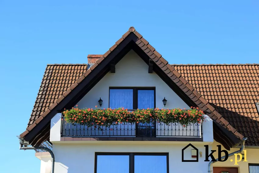 Balkon z barierką obsadzoną kwiatami doniczkowymi