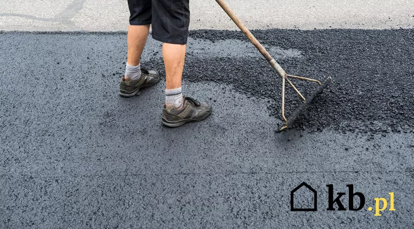 Wadą asfaltu na podjeździe jest trudność z naprawą uszkodzeń i nierówności