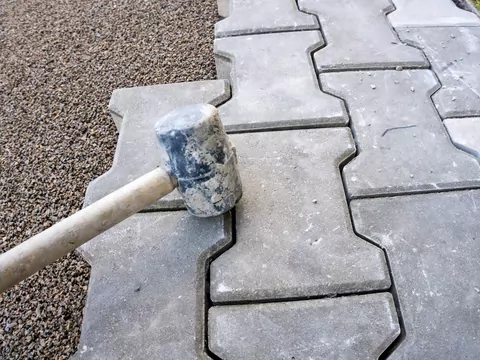 Płyty betonowe wielkoformatowe zamiast kostki brukowej
