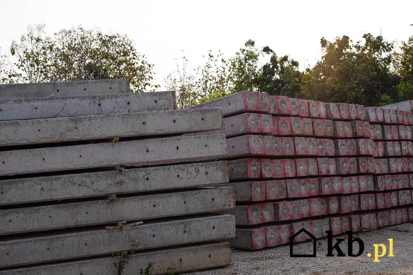 Słupy betonowe krok po kroku, czyli rodzaje słupów betonowych, ich zastosowanie i cena Ułożone słupy betonowe, a także ich poszczególne rodzaje, zastosowanie i cena