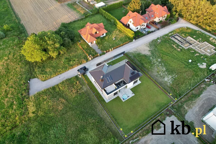 Osiedle nowych domów pod miastem