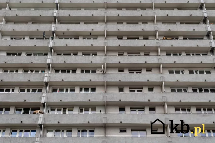 Stare bloki często wymagają nie tylko ocieplenia, ale także wymiany stolarki okiennej nieocieplony blok z wielkiej płyty