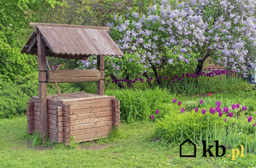 Obudowana drewnem studnia w ogrodzie, a także obudowa studni, jak obudować studnię