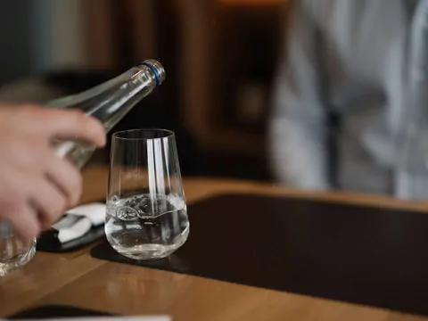 Darmowa woda z kranu w restauracji