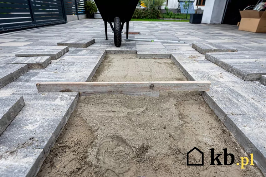 Jeśli planujesz nowoczesną aranżację posesji, porównaj koszt kostki brukowej z płytami wielkoformatowymi Płyty betonowe na podjazd