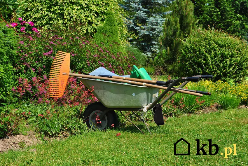 W ściółkowaniu azjatyckim materiał organiczny przykrywa się cienką warstwą ziemi zamiast pozostawiać go na powierzchni Prace ogrodowe i akcesoria oraz narzędzia do pracy w ogrodzie