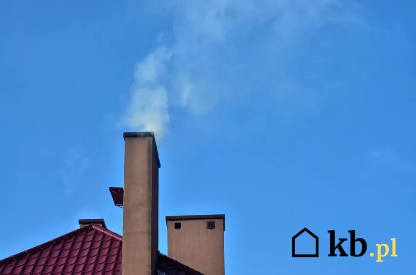 biały dym lecący z komina