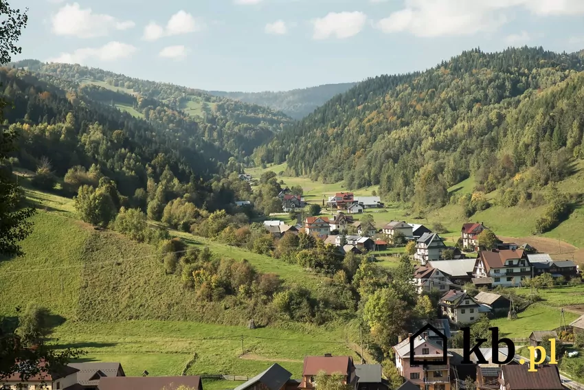 widok na góry i domy jednorodzinne