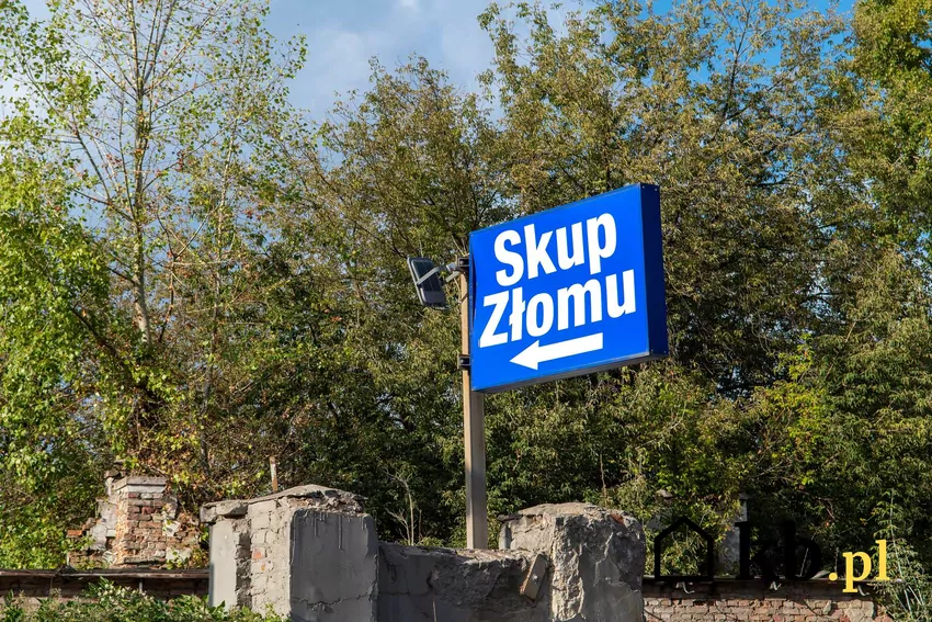 Mężczyzna sprzedał zmieszany złom, stracił nawet kilkaset złotych Niebieska tabliczka z napisem skup złomu