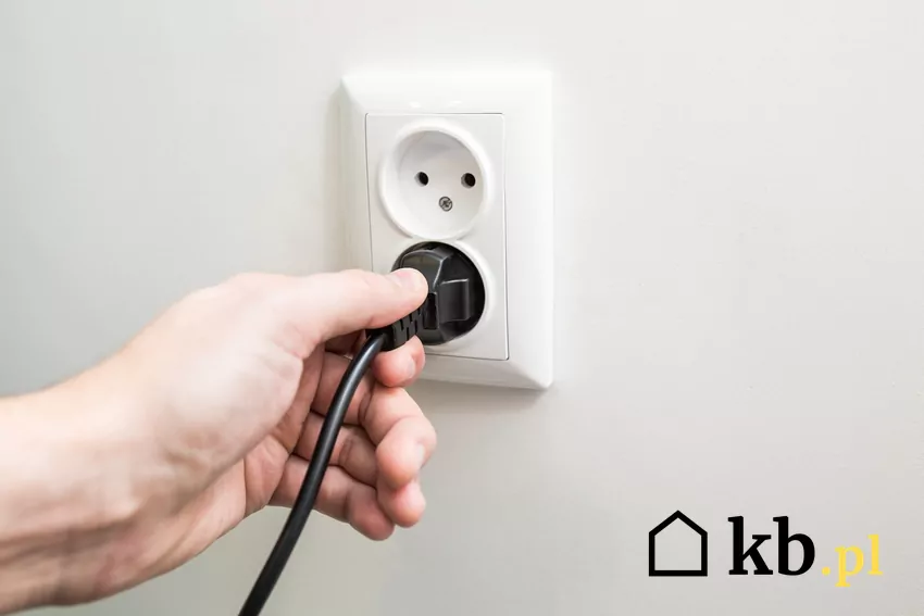 Ile można zaoszczędzić na całkowitym wyłączeniu nieużywanych urządzeń elektrycznych? wyciąganie wtyczki z kontaktu
