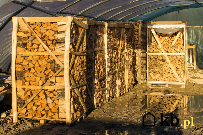 Drewno do kominka i pieca musi mieć niewielką wilgotność i odpowiednie wymiary