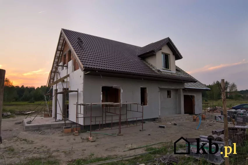 Dom w czasie ocieplenia styropianem