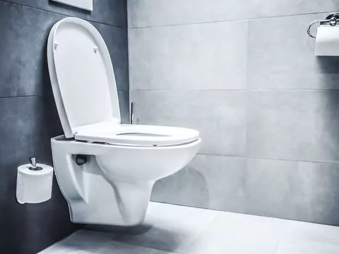 Ile wody zużywa nieszczelna spłuczka WC?