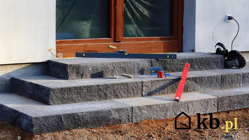 Betonowe schody zewnętrzne po kilkunastu latach użytkowania mogą wykazywać pęknięcia, ubytki i ślady działania wilgoci. schodki