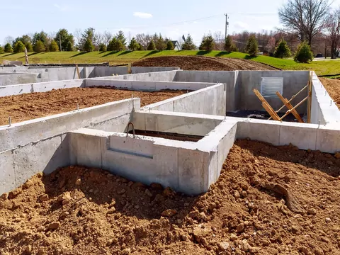 Fundamenty lane czy bloczki betonowe