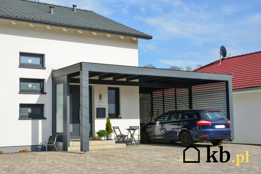 Wiatę garażową można uzupełnić o boczną ścianę, która lepiej ochroni samochód przed zacinającym deszczem, śniegiem i wiatrem Carport