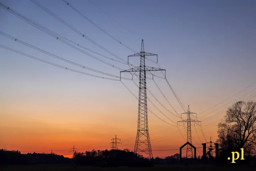 Na działce znajdują się słupy energetyczne, które mogą ograniczać sposób korzystania z nieruchomości i wpływać na jej wartość. słupy energetyczne