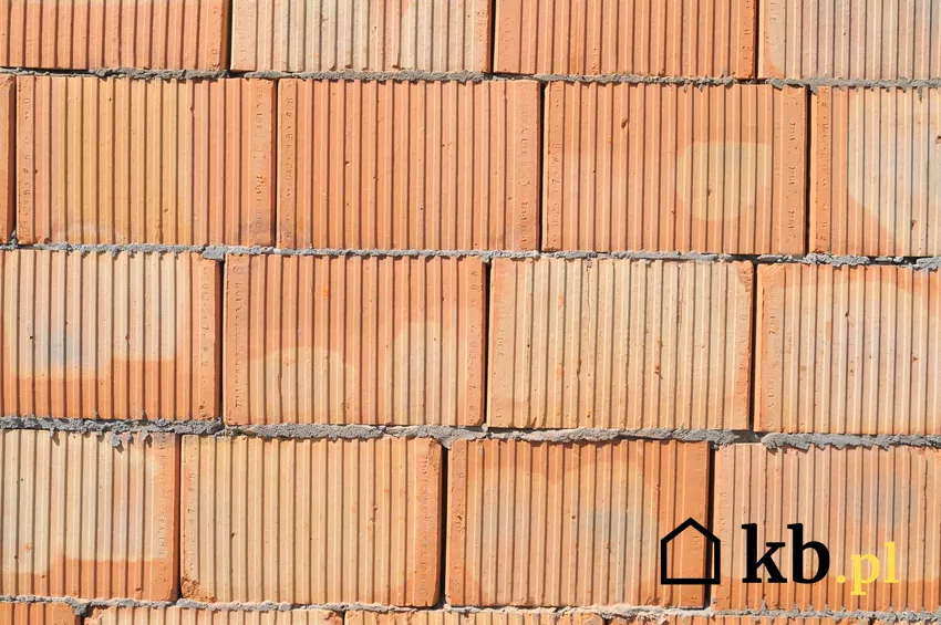 Ściana z czerwonych pustaków