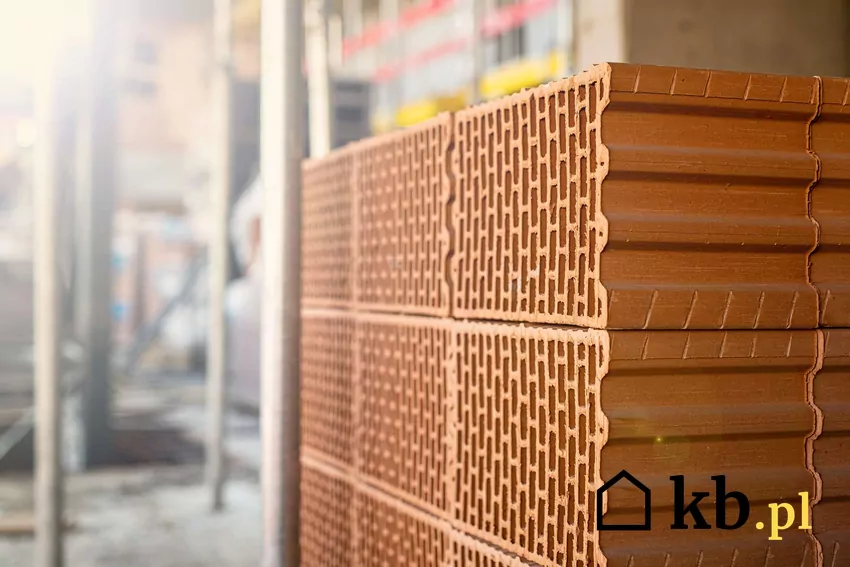 Budowa domu i ułożone pustaki ceramiczne