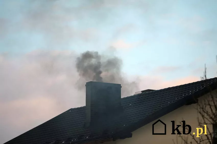Czas wypalania sadzy w kominie krok po kroku, wskazówki i porady dla właścicieli domów Ciemny dym lecący z komina, a także jak długo wypala się sadza w kominie krok po kroku i wypalanie sadzy