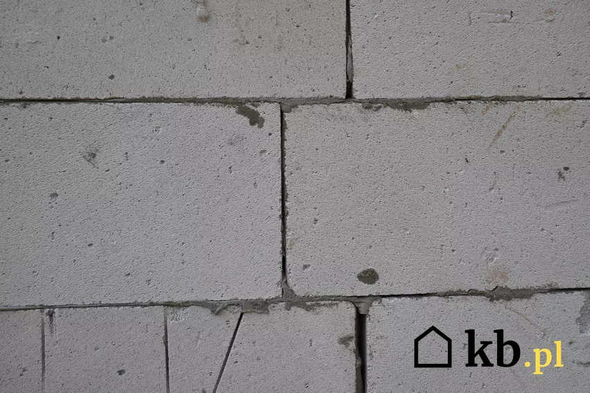 Przy budowie ściany dwuwarstwowej lepiej wybrać nieco mniejsze bloczki ściana z betonu komórkowego