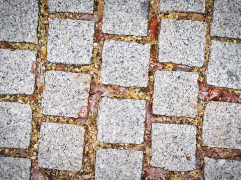 Podjazd z granitu zamiast kostki brukowej