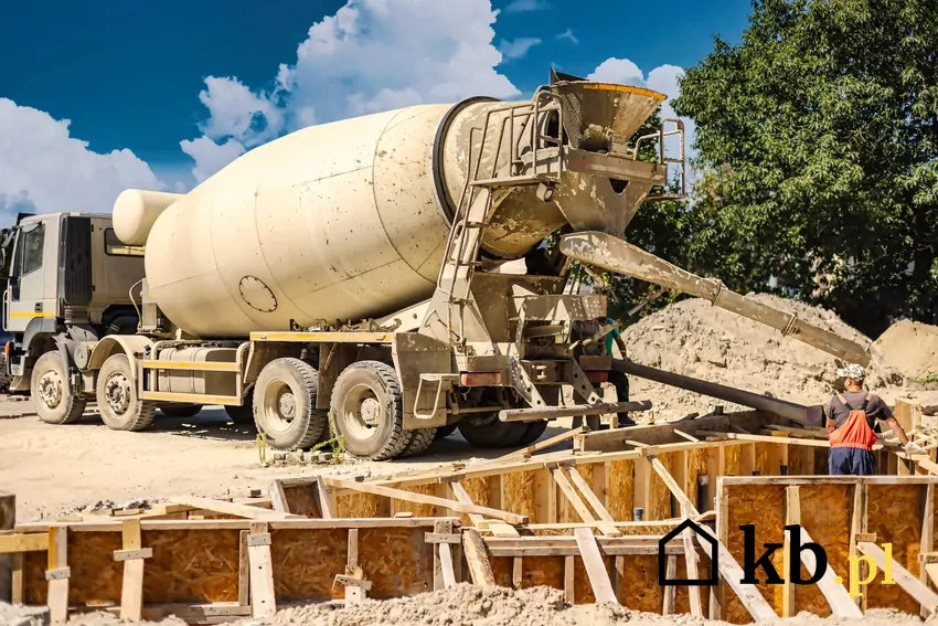 Producent betonu będzie zobowiązany do zgłoszenia transportu betonomieszarka, wyładunek betonu