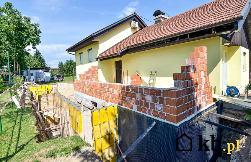 Dom jednorodzinny i izolacja pozioma fundamentów czy też hydroizolacja pozioma fundamentów oraz porady, jaka izolacja pozioma
