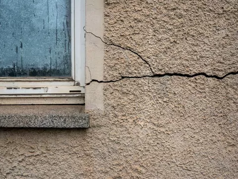 Pęknięcia na ścianie domu