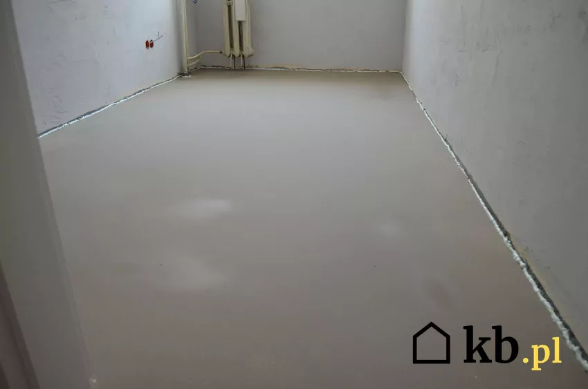 Wysychająca wylewka w pokoju