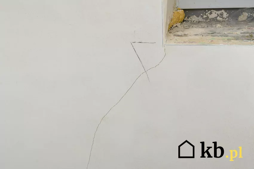 pęknięcie na elewacji