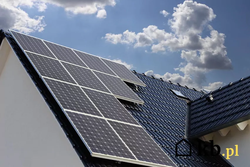 Nachylenie oraz orientacja paneli PV to czynniki wpływające na produkcję energii panele PV na dachu domu